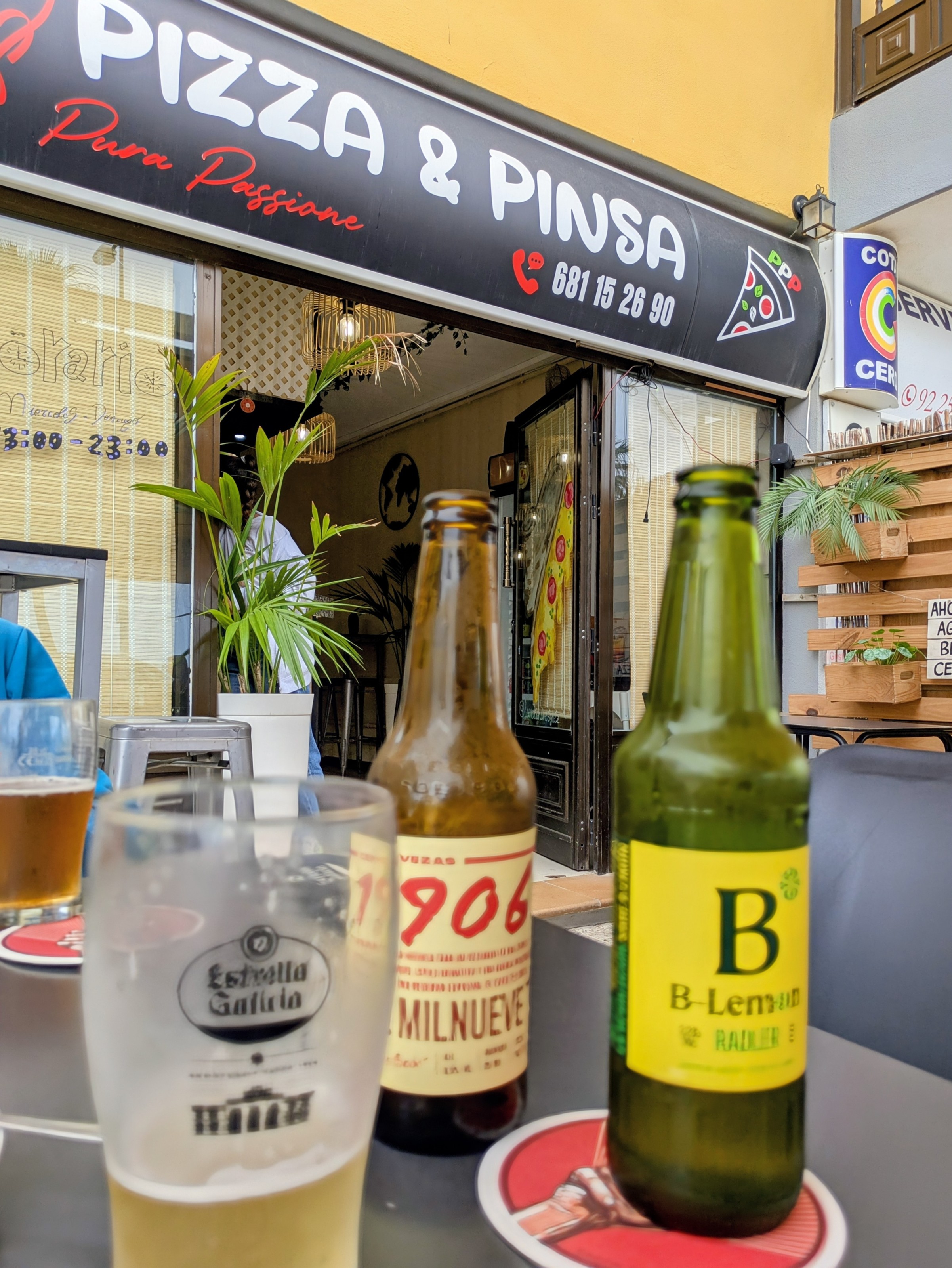 Una caña de Estrella Galicia, una 1906 y una B. Lemon en la mesa, delante del local